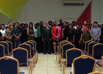 foto Duurzame ontwikkeling vereist investering in Surinaamse talenten Het Suriname Hospitality and Tourism Training Center (SHTTC) is op maandag 2 december 2024 gestart met een reeks trainingen in het kader van het project “Labor Market Alignment with New Industries”. Dit initiatief, uitgevoerd door het ministerie van Arbeid, Werkgelegenheid & Jeugdzaken (AWJ), heeft als doel Surinaamse werkzoekenden op te leiden voor een carrière in de toerismesector.