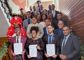 jeugdambass 1 1152x1536 1 e1735060962852 President Chandrikapersad Santokhi benadrukte tijdens de plechtigheid het belang van jeugdparticipatie in regionale besluitvorming en duurzame ontwikkeling. Ook minister Steven Mac Andrew van Arbeid, Werkgelegenheid en Jeugdzaken (AWJ) sprak zijn steun en waardering uit voor de nieuw benoemde jongerenleiders.