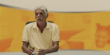 kenneth sukul Het was no deal voor de MoU van de regering en Chinalco voor het ontginnen van bauxiet in Bakhuis. De drukbezochte discussieavond van de VES, was niet te spreken over de deal dat Suriname terugwerpt naar 1916. Toen werd door het koloniaal bewind Alcoa toestemming verleend om bauxiet te mijnen in Oost- Suriname. Die toestemming was verleend omdat de kolonie, vanwege de terugval van de productie op de plantages, dringend een nieuwe inkomstenbron nodig had. De activiteiten van Alcoa zou, volgens de gouverneur, nieuwe kansen creëren. Na bij kans 108 jaar blijkt dat Suriname ook weer inkomstenproblemen heeft en ook dit keer verlossing ziet in de bauxietsector.