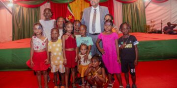 kinderdag 4 President Chandrikapersad Santokhi heeft op dinsdag 3 december 2024, in aanloop naar Kinderdag, een inspirerende boodschap gedeeld met de jeugd van Suriname.
