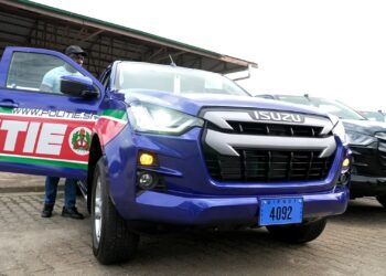 kps voertuigen Justitieminister Kenneth Amoksi zegt dat de aanschaf van de nieuwe politievoertuigen een grote inzet is om de criminaliteit in te dammen. Hij sprak vandaag tijdens de overhandiging van 150 politievoertuigen aan het korps. De minister stelt dat de auto’s intensief ingezet moeten worden voor de bestrijding van de criminaliteit.