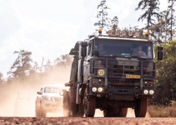 militair voertuigen 1 In het kader van de afbouw van de Nederlandse Jungletraining 2024 worden van woensdag 11 december tot en met zaterdag 14 december militaire voertuigen en containers vanuit de Ayoko Kazerne in Zanderij naar de Jules Sedney Haven in Paramaribo vervoerd.