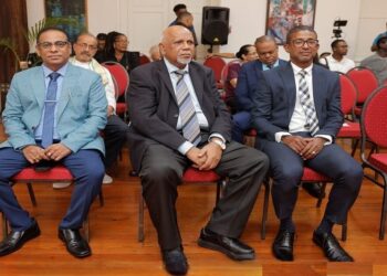 Onder ministers Sieuw Ramsukul (links), Maurits Hassankhan (midden)  en minister Delano Landvreugd (rechts) zijn zondag 1 december 2024 beëdigd.