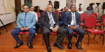 Onder ministers Sieuw Ramsukul (links), Maurits Hassankhan (midden)  en minister Delano Landvreugd (rechts) zijn zondag 1 december 2024 beëdigd.