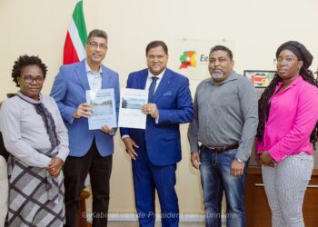 rapport Integraal Waterbeheer 02 De presidentiële commissie Integraal Waterbeheer heeft op maandag 2 december 2024 haar eindrapport overhandigd aan president Chandrikapersad Santokhi.