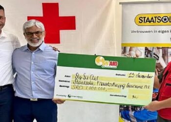Annand Jagesar, algemeen directeur van Staatsolie, overhandigd symbolisch de cheque. Foto: Su-aid