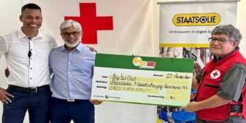 Annand Jagesar, algemeen directeur van Staatsolie, overhandigd symbolisch de cheque. Foto: Su-aid