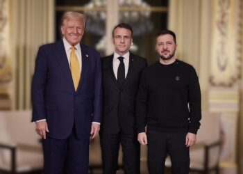trump macron zelinsky 1 In Parijs kwamen de Amerikaanse president-elect Donald Trump, de Oekraïense president Volodymyr Zelensky en de Franse president Emmanuel Macron bijeen om de oorlog in Oekraïne te bespreken.