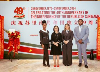 2025.01.13 BIBIS 03 AmbvSu in China receptie 2 Tijdens haar toespraak onderstreepte ambassadeur Pick Fung Chong de visie van de Surinaamse overheid op economische groei, duurzame ontwikkeling en sociale rechtvaardigheid. Ze benadrukte dat deze kernwaarden de leidraad vormen voor de nationale strategie van Suriname.