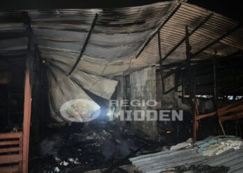 473315283 122240791946011040 5378121262266331418 n Op zaterdag 11 januari 2025 ontving de brandweer rond 04.05 uur een melding van een woningbrand aan de Ulrich Perotie Straat in Sophia’s lust, Wanica. Op het perceel stonden twee woningen, waarvan één bewoond werd door de eigenares Y.A. samen met vijf anderen, en de andere door haar dochter. Beide woningen zijn volledig in vlammen opgegaan.