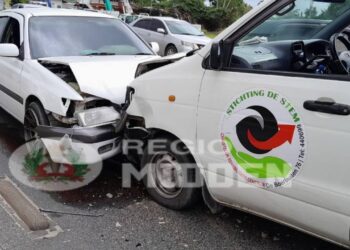 473421787 122261507408001925 4614904045852755706 n Een bestuurder zonder geldig Surinaams rijbewijs veroorzaakte op vrijdag 10 januari 2025 een kettingbotsing tussen drie voertuigen op de Indira Gandhiweg, ter hoogte van de Finabank. Gelukkig raakte niemand gewond, maar de schade aan de voertuigen was aanzienlijk.