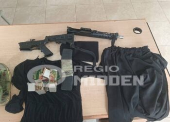 474077454 122242558226011040 5867423604830141064 n De politie heeft gistermiddag rond 12.45 uur een verdachte aangehouden die in het bezit was van een machinegeweer en scherpe patronen. Tijdens een surveillanceronde in het gebied 32 Passie, op ongeveer 100 meter van de Gaama Agbagoweg, troffen agenten een geparkeerd voertuig aan. Naast het voertuig stonden twee mannen en achter het voertuig lagen twee vuilniszakken op de grond.