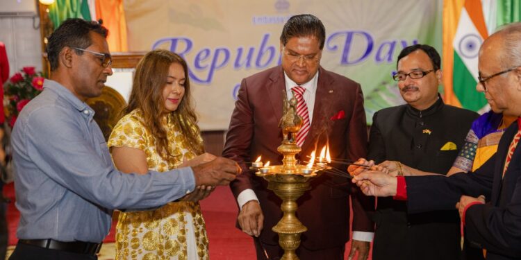 475029460 1165252728299922 1650331228540602239 n Tijdens een officiële receptie ter gelegenheid van de 76e Republic Day van India, spraken prominente gasten en diplomaten over de groeiende samenwerking tussen India en Suriname. De bijeenkomst werd bijgewoond door president Chandrikapersad Santokhi, First Lady Mellisa Santokhi-Seenacherry, leden van de regering, diplomaten en vertegenwoordigers van internationale organisaties.