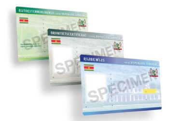 475319309 453827174474798 9153484667305974134 n De afdelingen Rijbewijzen en Rijexamen van het Korps Politie Suriname (KPS) ondergaan een verbetertraject om de dienstverlening efficiënter en transparanter te maken. Onder leiding van een nieuw coördinatieteam worden concrete maatregelen genomen om onregelmatigheden aan te pakken, te midden van recente zorgen binnen de politieorganisatie over de afdeling Verkeer.
