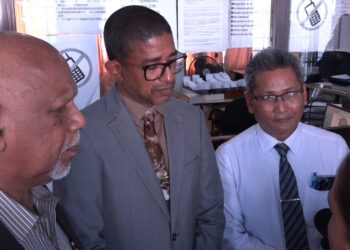 BIZA DIRECTIE Vanaf vandaag mogen kiesgerechtigden controleren als al hun gegevens voorkomen in het kiezersbestand. De controle kan tot 12 februari 2025. Elke Surinamer vanaf 18 jaar en ouder kan zijn gegevens nu verifiëren bij de kantoren van CBB en de commissariaten. De directeur geeft ook aan dat het ministerie het volk tegemoet zal komen door op openbare plekken, zoals de Centrale Markt en malls de mogelijkheid te bieden hun gegevens te controleren. “We weten dat heel veel mensen daar naartoe gaan en de ambtenaren van het ministerie zullen de mensen daar verwelkomen om hun gegevens te controleren.”