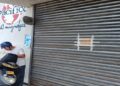 EZ sluit winkels Het ministerie van Economische Zaken (EZ) heeft op 21 januari 2025 meerdere supermarkten in Paramaribo gesloten wegens onregelmatigheden met kassasystemen. De inspecties maken deel uit van een strengere handhaving op naleving van het Prijsaanduidingsbesluit.