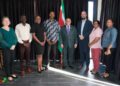 Suriname loopt voor op in ILO-programma voor decent work 6 ILO De Internationale Arbeidsorganisatie (ILO) prijst de succesvolle implementatie van Suriname’s derde Decent Work Country Programme (DWCP SU III) en ziet het als een voorbeeld voor de regio. Minister Mac Andrew benadrukt dat de voortgang gewaarborgd blijft, ongeacht politieke veranderingen.