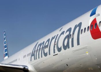 LYNXMPEB5Q098 L De botsing tussen een Black Hawk helikopter en een Bombardier CRJ700-vliegtuig boven de Potomac River bij Washington, D.C., heeft diepe sporen nagelaten. De crash, die plaatsvond op 29 januari 2025, heeft niet alleen tientallen levens geëist, maar ook vragen opgeroepen over de veiligheid van het luchtruim boven een van de drukste gebieden van de Verenigde Staten. Beide toestellen waren op het moment van de botsing onderweg naar Reagan National Airport, een van de belangrijkste luchthavens in de regio.