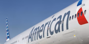 LYNXMPEB5Q098 L De botsing tussen een Black Hawk helikopter en een Bombardier CRJ700-vliegtuig boven de Potomac River bij Washington, D.C., heeft diepe sporen nagelaten. De crash, die plaatsvond op 29 januari 2025, heeft niet alleen tientallen levens geëist, maar ook vragen opgeroepen over de veiligheid van het luchtruim boven een van de drukste gebieden van de Verenigde Staten. Beide toestellen waren op het moment van de botsing onderweg naar Reagan National Airport, een van de belangrijkste luchthavens in de regio.