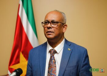 MINBIBIS A 1536x1024 1 De International Business Conference (IBC) en de Diaspora Business Summit worden gezien als drijvende krachten achter de economische groei van Suriname. Minister Albert Ramdin van Buitenlandse Zaken, International Business en Internationale Samenwerking (BIBIS) benadrukt dat deze evenementen niet alleen gericht zijn op de olie- en gassector, maar vooral op de diversificatie van de economie. De tweede editie van de IBC vindt plaats van 4 tot 6 februari 2025 in Suriname, terwijl de eerste Diaspora Business Summit loopt van 29 januari tot 15 februari 2025.