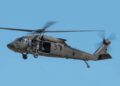 Luchtvaartautoriteit in VS legt beperkingen op helikoptervluchten 3 National Guard UH 60 Black Hawk operations at Fort McCoy De Amerikaanse luchtvaartautoriteiten hebben beperkende maatregelen opgelegd aan helikoptervluchten rond Reagan Washington National Airport, nadat een midair botsing tussen een passagiersvliegtuig en een militaire helikopter op 31 januari 2025 leidde tot de dodelijkste luchtvaartcrash in de VS in twee decennia.
