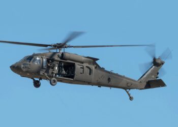 National Guard UH 60 Black Hawk operations at Fort McCoy De Amerikaanse luchtvaartautoriteiten hebben beperkende maatregelen opgelegd aan helikoptervluchten rond Reagan Washington National Airport, nadat een midair botsing tussen een passagiersvliegtuig en een militaire helikopter op 31 januari 2025 leidde tot de dodelijkste luchtvaartcrash in de VS in twee decennia.