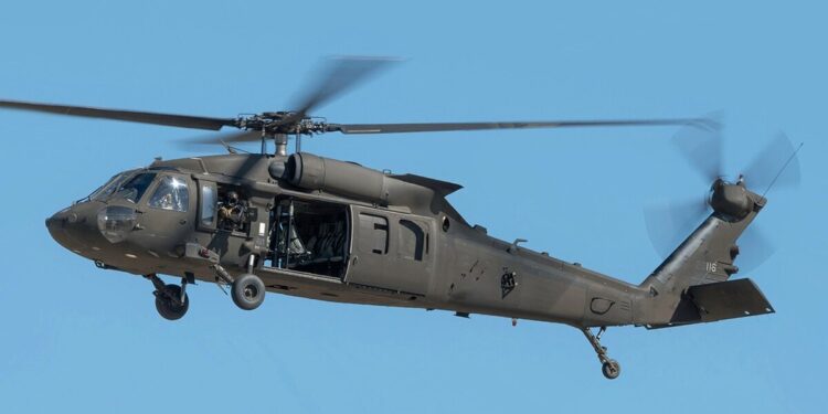 Luchtvaartautoriteit in VS legt beperkingen op helikoptervluchten 1 National Guard UH 60 Black Hawk operations at Fort McCoy De Amerikaanse luchtvaartautoriteiten hebben beperkende maatregelen opgelegd aan helikoptervluchten rond Reagan Washington National Airport, nadat een midair botsing tussen een passagiersvliegtuig en een militaire helikopter op 31 januari 2025 leidde tot de dodelijkste luchtvaartcrash in de VS in twee decennia.