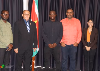 Nieuw jeugdraadslid van Marowijne geinstalleerd Xavier Dewassie is op donderdag 30 januari 2025 door minister Steven Mac Andrew (AWJ) geïnstalleerd als jeugdraadslid voor het district Marowijne. Hij neemt de plaats in van Soesando Pepe, die enkele weken geleden zijn lidmaatschap om persoonlijke redenen beëindigde. Met deze benoeming zal Dewassie de resterende zittingsperiode van de Jeugdraad Suriname (JRS) volmaken en samen met de andere vertegenwoordiger van Marowijne de belangen van jongeren uit het district behartigen.