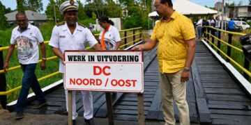 OW BRUGGETJE 2 1536x1021 1 De herstelde verbindingsbrug tussen de Pluto- en David Simonstraat is op 21 januari 2025 opgeleverd. Minister Riad Nurmohamed (OW) benadrukte het belang van infrastructuuronderhoud en publiek-private samenwerking voor duurzame ontwikkeling.