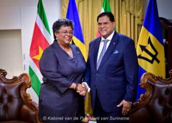 PM MMottley 2 1536x1068 1 Premier Mia Mottley van Barbados ziet een veelbelovende toekomst voor Suriname dankzij de verwachte olie- en gasinkomsten. Tijdens haar bezoek aan Suriname benadrukte ze de rol van natuurlijke hulpbronnen en regionale samenwerking in het versterken van de economische positie van de Caribische regio.