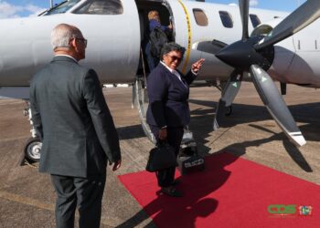 PM departe 2 1536x1024 1 Premier Mia Mottley van Barbados streeft naar een intensievere samenwerking met Suriname op meerdere terreinen, waaronder handel, luchtverbindingen en culturele uitwisseling. Tijdens haar bezoek aan Suriname benadrukte zij de noodzaak van een sterkere regionale integratie binnen de Caricom.