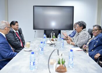 PM en Pres 2 2048x1222 1 President Chandrikapersad Santokhi heeft premier Mia Mottley van Barbados ontvangen voor een bilateraal onderhoud in het presidentieel paleis. De gesprekken richtten zich op regionale samenwerking, economische ontwikkeling en de versterking van de historische banden tussen Suriname en Barbados.