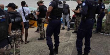 Gendarmerie onderschept 2,5 kg cocaïne in kano op Marowijnerivier