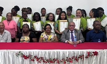 SAO 15 jan Zeventien inheemse en tribale vrouwen hebben met succes de vaktraining Textiele Werkvormen afgerond en hun certificaat in ontvangst genomen. Dit initiatief bevordert niet alleen vakmanschap, maar draagt ook bij aan de economische zelfredzaamheid van gemeenschappen in het binnenland.