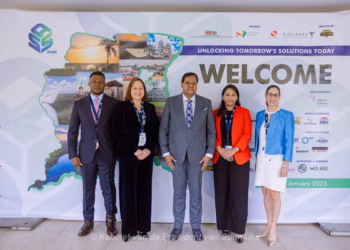 SAS 01 1536x1024 1 President Chandrikapersad Santokhi opende het symposium met een krachtige oproep tot nationale samenwerking en eenheid. Hij benadrukte dat de transformatie van de energiesector alleen mogelijk is door een gezamenlijke inspanning van de overheid, de particuliere sector en lokale gemeenschappen. Volgens Santokhi zijn vier pijlers essentieel voor succes: samenwerking, economische diversificatie, dialoogplatforms en een transformatieve mindset.