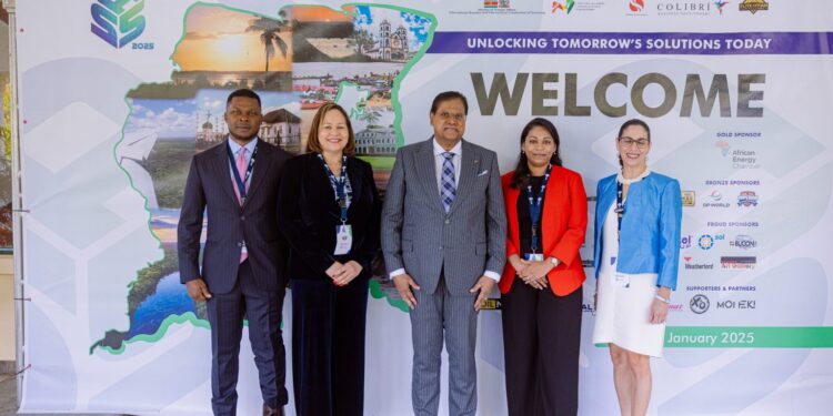 SAS 01 1536x1024 1 President Chandrikapersad Santokhi opende het symposium met een krachtige oproep tot nationale samenwerking en eenheid. Hij benadrukte dat de transformatie van de energiesector alleen mogelijk is door een gezamenlijke inspanning van de overheid, de particuliere sector en lokale gemeenschappen. Volgens Santokhi zijn vier pijlers essentieel voor succes: samenwerking, economische diversificatie, dialoogplatforms en een transformatieve mindset.