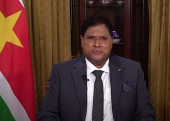 Screenshot 2025 01 01 095327 Tijdens zijn traditionele nieuwjaarstoespraak blikte president Chandrikapersad Santokhi op 1 januari 2025 terug op de uitdagingen en successen van het afgelopen jaar en deelde hij zijn visie voor een beter Suriname. De focus ligt op economische groei, sociale verbeteringen en samenwerking om het land verder vooruit te brengen.