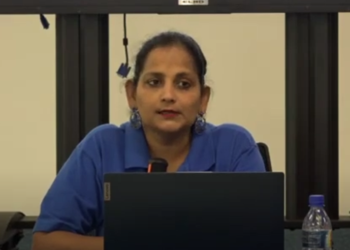 Screenshot 2025 01 15 133328 “Er wordt bara gebakken op kantoor, terwijl er les gegeven moet worden”, zei directeur Helima Poese van Algemeen Vormend Onderwijs dinsdag op een persconferentie, die ging over het mutatiebeleid van het ministerie, in het Cenasu-gebouw. In de afgelopen periode hebben een aantal schoolleiders aandacht gevraagd voor deze kwestie, waarbij zij het niet eens zijn met hun mutaties.