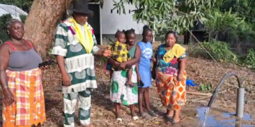 Screenshot 2025 01 20 212625 Het Saamaka Tribaal Gezag heeft de handen ineengeslagen om onderwijsproblemen in haar woongebied aan te pakken. Dit is besloten bij een regulier overleg van Granman Albert Aboikoni met de kapiteins en basias van het instituut. “Het is algemeen bekend dat de scholen in het binnenland met grote problemen kampen”, zegt de granman.