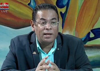 Sieuw Ramsukul 2 ttp “Volgende week worden de eerste beschikkingen uitgereikt”, zei onderminister Sieuw Ramsukul van Grondbeleid en Bosbeheer dinsdag in Tak Kon Mit Mi over de bewoners van Mariënburg, die al jaren wachten op hun grondpapieren...
