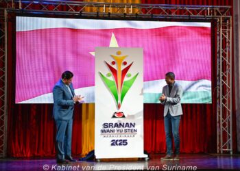 Sranan 1 De verkiezingsperiode in Suriname is officieel ingeluid met de lancering van de slogan ‘Sranan Wani Yu Sten’, een nieuw logo en een themalied. Deze feestelijke start vond plaats op dinsdag 14 januari in de Congreshal, waarmee de voorbereidingen voor de verkiezingen van 25 mei 2025 officieel van start zijn gegaan.