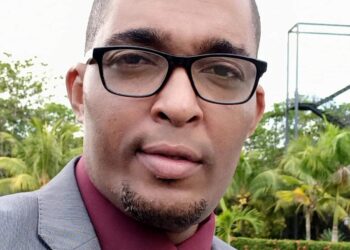 WhatsApp Image 2025 01 27 at 8.27.13 AM Sinds de democratische hervormingen van 1987 heeft Suriname meerdere regeringen gekend, maar geen enkele is erin geslaagd het ministerie van Sociale Zaken en Volkshuisvesting (SoZaVo) te transformeren tot een effectief en wetenschappelijk onderbouwd instrument tegen armoede. Het huidige sociale beleid, gekenmerkt door Bazo-kaarten en onvermogenkaarten, functioneert meer als een lapmiddel dan als een duurzame oplossing. De vraag is: waarom is het nog steeds niet mogelijk om armoedebestrijding strategisch en doelgericht aan te pakken?