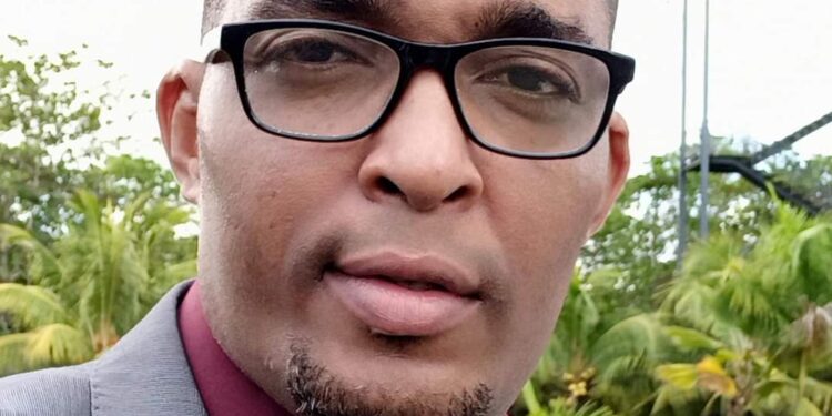 WhatsApp Image 2025 01 27 at 8.27.13 AM Sinds de democratische hervormingen van 1987 heeft Suriname meerdere regeringen gekend, maar geen enkele is erin geslaagd het ministerie van Sociale Zaken en Volkshuisvesting (SoZaVo) te transformeren tot een effectief en wetenschappelijk onderbouwd instrument tegen armoede. Het huidige sociale beleid, gekenmerkt door Bazo-kaarten en onvermogenkaarten, functioneert meer als een lapmiddel dan als een duurzame oplossing. De vraag is: waarom is het nog steeds niet mogelijk om armoedebestrijding strategisch en doelgericht aan te pakken?