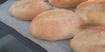 brood De regering-Santokhi breidt het Schoolbroodpakket Project uit naar ruim 180 scholen in alle districten. Dagelijks ontvangen meer dan 20.000 leerlingen een voedzaam ontbijt, bedoeld om leerprestaties te verbeteren en armoede tegen te gaan...