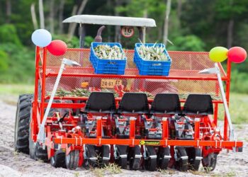 chan landbouw In Phedra, district Brokopondo, is de productiecapaciteit van NV Amea Cashew and Pineapple Industries aanzienlijk versterkt met de officiële ingebruikname van een moderne plantmachine en een waterzuiveringsinstallatie. Deze investering, mogelijk gemaakt door het SURGE-programma, draagt bij aan de verbetering van de landbouwproductie in Suriname.