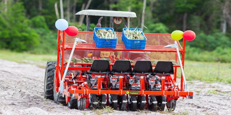 chan landbouw In Phedra, district Brokopondo, is de productiecapaciteit van NV Amea Cashew and Pineapple Industries aanzienlijk versterkt met de officiële ingebruikname van een moderne plantmachine en een waterzuiveringsinstallatie. Deze investering, mogelijk gemaakt door het SURGE-programma, draagt bij aan de verbetering van de landbouwproductie in Suriname.
