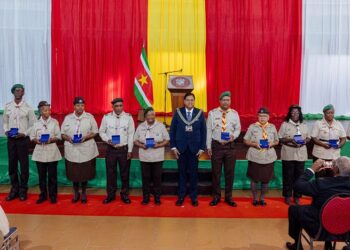 chan scout In het kader van het 100-jarig bestaan van de Boy Scouts Suriname zijn 29 personen gedecoreerd voor hun inzet bij de ontwikkeling van de samenleving. De decoraties vonden plaats op maandag 20 januari in de Congreshal en werden uitgereikt door president Chandrikapersad Santokhi.
