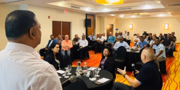 de9580c2 2545 4b6b aa06 ded750d3535f De Vereniging Surinaams Bedrijfsleven (VSB) organiseerde een bijeenkomst waarin de Energieautoriteit Suriname (EAS) een presentatie gaf over de toekomst van de energiesector. Tijdens de sessie werd het belang van een duurzaam en betrouwbaar energiebeleid benadrukt.