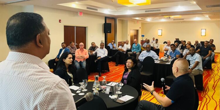 Bedrijfsleven en EAS bespreken toekomst energiesector Suriname 1 de9580c2 2545 4b6b aa06 ded750d3535f De Vereniging Surinaams Bedrijfsleven (VSB) organiseerde een bijeenkomst waarin de Energieautoriteit Suriname (EAS) een presentatie gaf over de toekomst van de energiesector. Tijdens de sessie werd het belang van een duurzaam en betrouwbaar energiebeleid benadrukt.