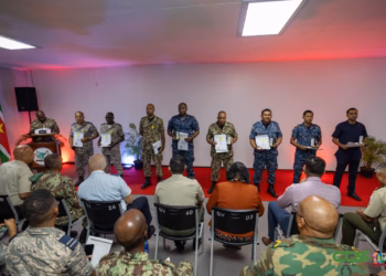defensie medal 3 Het ministerie van Defensie heeft 100 actieve militairen onderscheiden voor hun jarenlange trouwe dienst. Tijdens een plechtige ceremonie op 24 januari in de multifunctionele zaal van het ministerie ontvingen de militairen medailles als erkenning voor hun inzet gedurende 10 en 15 jaar. De onderscheidingen, die eigenlijk in 2020 en 2021 hadden moeten worden uitgereikt, markeren een belangrijke mijlpaal voor de krijgsmacht.